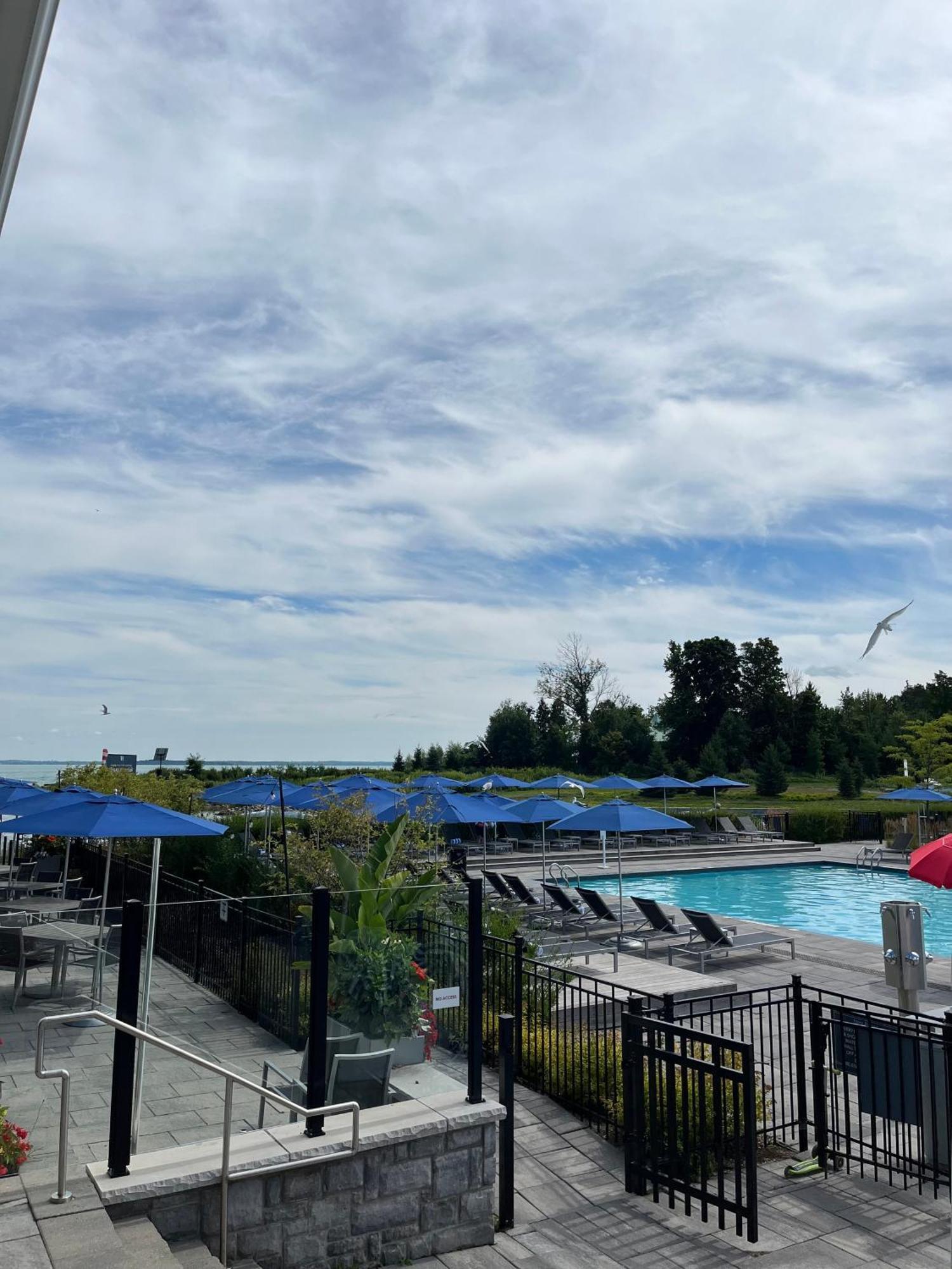 Stunning Stayz At Friday Harbour Beach Marina Resort Lake Simcoe Innisfil Exterior photo